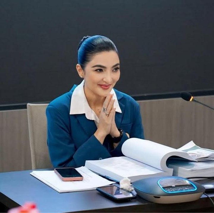 <p>Belum lama ini, sang penyanyi membagikan momen penting dalam perjalanannya melanjutkan pendidikan. Ia diketahui telah lulus ujian kelayakan disertasi S3, penilaian terhadap sejauh mana penelitian layak untuk dilaksanakan sebagai disertasi tingkat doktoral, Bunda.&nbsp;(Foto: Instagram @ashanty_ash)</p>