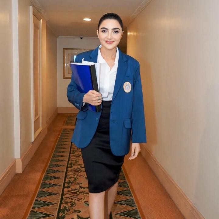 <p>Banyak artis Indonesia tetap mengutamakan pendidikan di tengah kesibukan mereka sebagai figur publik. Salah satunya adalah Ashanty, yang saat ini sedang mengejar gelar S3. (Foto: Instagram @ashanty_ash)</p>