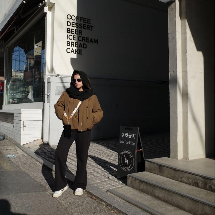 <p>Gaya Audi selama liburan di Korea Selatan ini banyak menuai pujian dari netizen, Bunda. Selain dinilai <em>stylish</em>, paras Audi yang cantik saat mengenakan OOTD kece juga mencuri perhatian. "Audi kalo udah era korea tuh gada obat kece badaiiii," tulis akun @ay***. "kecee bangett kaaaa," ungkap @in***. "<em>MashaAllah</em> cantik nya ka Audi," kata akun @ni***. (Foto: Instagram @audimarissa)</p>