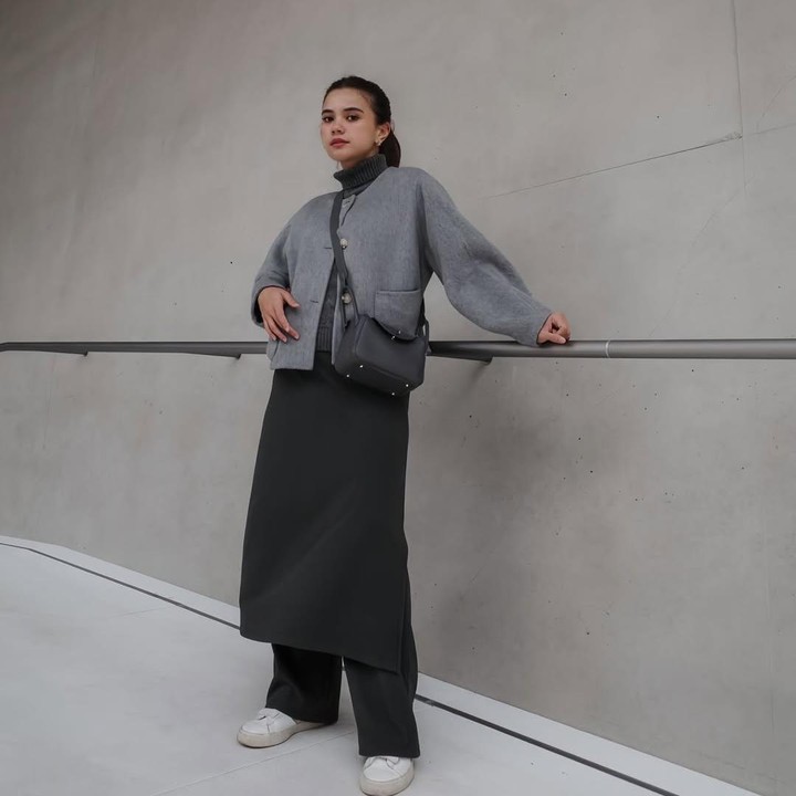 <p>Di potret lainnya, Audi terlihat padu padan celana dengan rok panjang berwarna hitam. Di OOTD-nya kali ini, Audi mengenakan sweeter berwarna abu-abu tua dan ditutupi dengan jaket tebal warna abu-abu muda. "susah bgt lama2 nahan jd cewe anggun," tulisnya dalam postingan di foto ini. (Foto: Instagram @audimarissa)</p>
