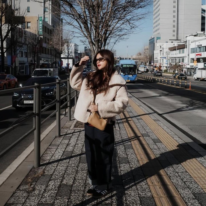 <p>Melalui unggahan di Instagram, Audi tak hanya menunjukkan destinasi wisata di Korea Selatan. Perempuan 30 tahun ini juga kerap memamerkan Outfit of the Day (OOTD) yang kece. Di liburan kali ini, Audi sering mengenakan pakaian <em>stylish</em> yang menyesuaikan dengan musim dingin di Negeri Ginseng. (Foto: Instagram @audimarissa)</p>