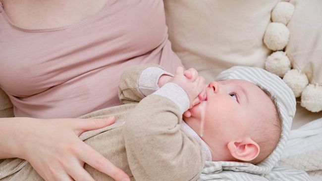 Kenapa Bayi Sering Muntah? Ketahui Cara Membedakan yang Normal dan Abnormal