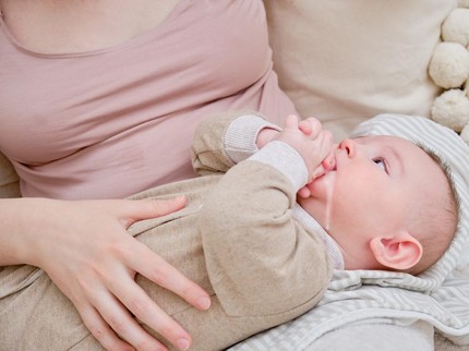 Kenapa Bayi Sering Muntah? Ketahui Cara Membedakan yang Normal & Abnormal