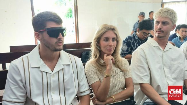 Bintang porno asal Inggris Bonnie Blue divonis denda tipiring Rp200 ribu oleh PN Denpasar karena pelanggaran lalu lintas. Mereka juga akan dideportasi.