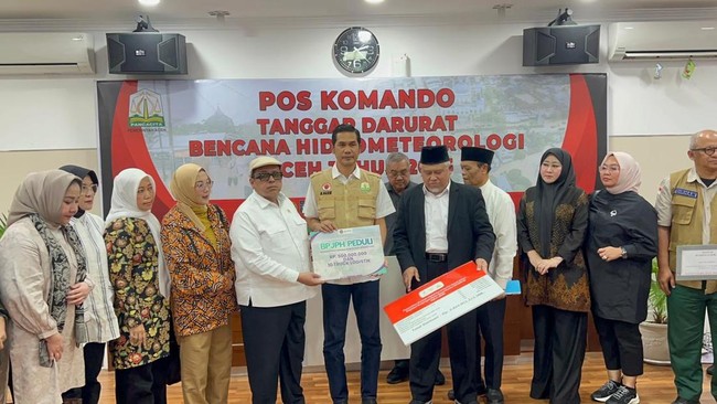 Kepala BPJPH, Ahmad Haikal, serahkan bantuan Rp500 juta untuk korban banjir dan longsor di Aceh, harap pemulihan masyarakat cepat dan efektif.