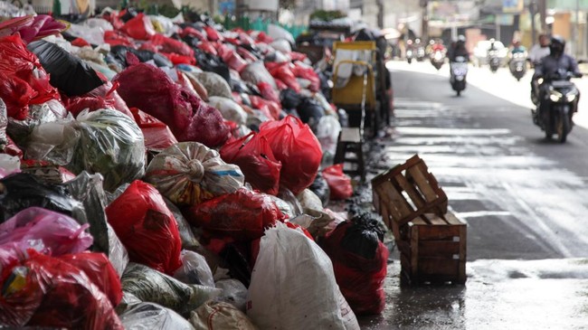 Kota Tangerang Selatan mengalami 'darurat sampah' dengan tumpukan plastik di Ciputat. Kondisi ini disebabkan TPA Cipeucang overload, mengganggu aktivitas warga.