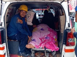 Tak Sadarkan Diri, Wanita Obesitas di Bogor Dievakuasi Damkar ke Rumah Sakit