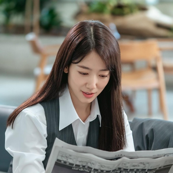 <p>Dengan gaya profesional dan rambut panjang yang rapi, Park Shin Hye menegaskan sosok Hong Geum Bo yang kuat dan serius, mencerminkan posisinya sebagai pengawas keuangan yang disegani. (Foto: tvN)</p>