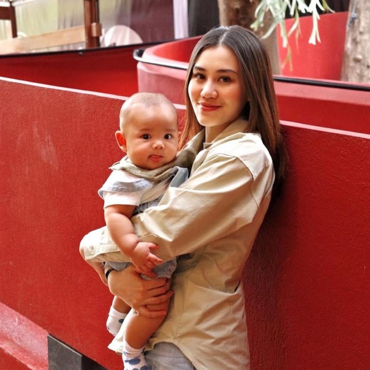 <p>Aaliyah Massaid resmi menyandang statusnya sebagai Bunda ketika putra pertamanya, Ahmad Arash Omara Thariq lahir pada 12 Juni 2025. Si Kecil yang akrab disapa <em>Baby</em> Arash ini kini sudah menginjak usia enam bulan dan ini menjadi tahun pertama Aaliyah untuk merayakan Hari Ibu. (Foto: Instagram @aaliyah.massaid)</p>