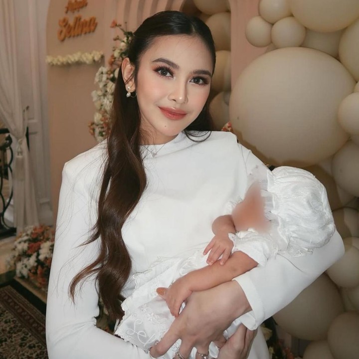 <p>Penyanyi jebolan<em> Indonesian Idol</em> musim ke sepuluh, Mahalini Raharja, dikaruniai putri pertamanya yang diberi nama Zairee Selina Quinlyn Kareema Febian. Si Kecil ini lahir pada 15 Februari 2025 dan tahun ini menjadi Hari Ibu pertama bagi istri Rizky Febian. (Foto: Instagram @mahaliniraharja)</p>
