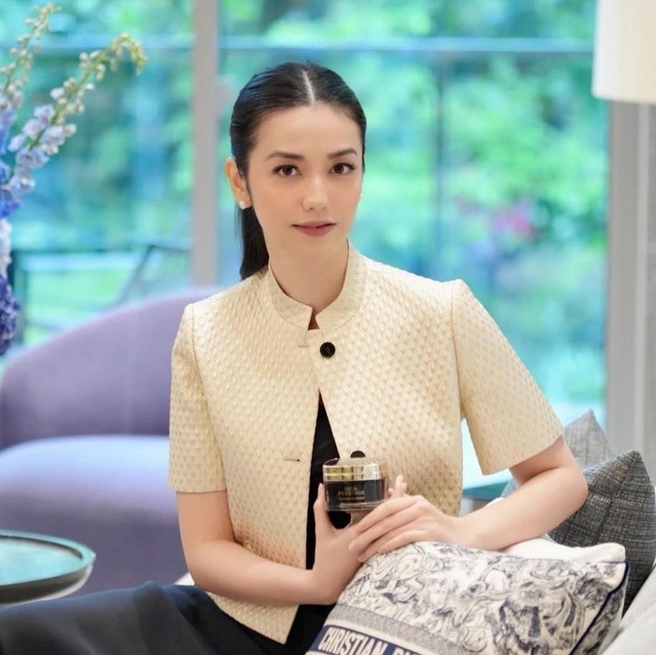 <p>Aktris Velove Vexia kini sudah resmi menjadi Bunda setelah melahirkan anak pertamanya pada 10 Maret 2025. Perlu diketahui, Velove menikah dengan pria bernama Zakry Sulisto pada tahun 2021. &ldquo;Si kecil, kebahagiaan kami, telah resmi tiba!&rdquo; tulisnya lewat akun Instagram <em>@vaelovexia</em>. Tahun ini juga menjadi momen yang spesial bagi Velove, karena ia akan merayakan Hari Ibu untuk pertama kalinya, Bunda. (Foto: Instagram @vaelovexia)</p>