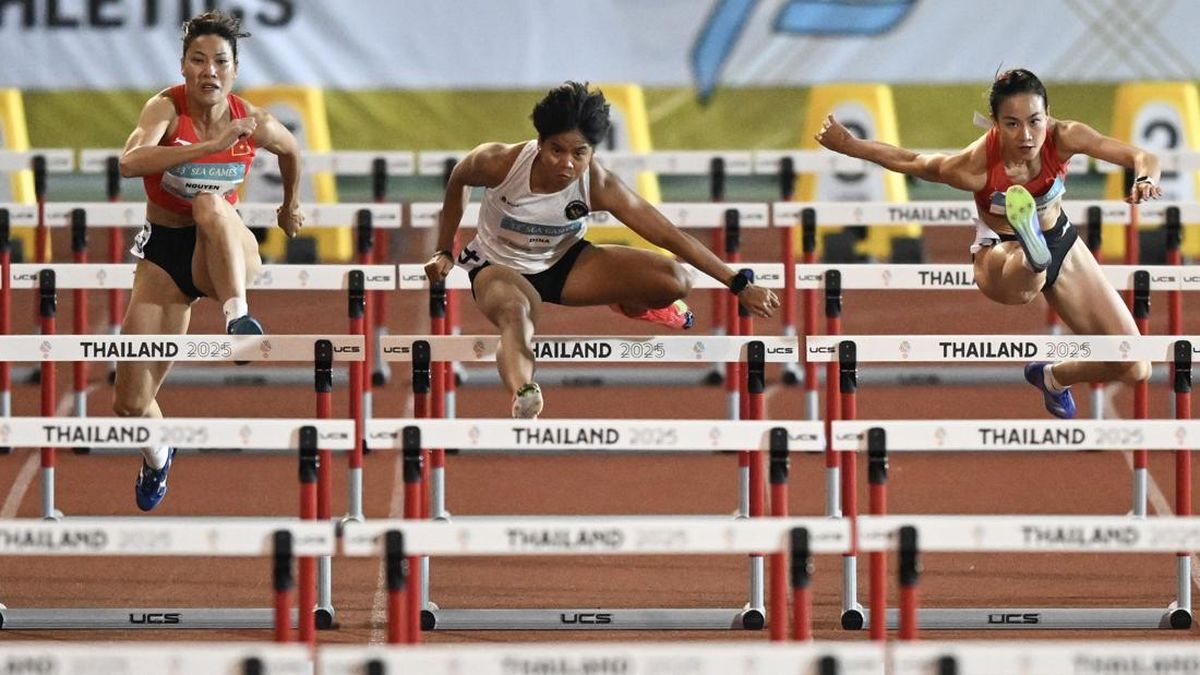 FOTO: Momen Dina Aulia Raih Emas Lari Gawang 100 M Putri SEA Games