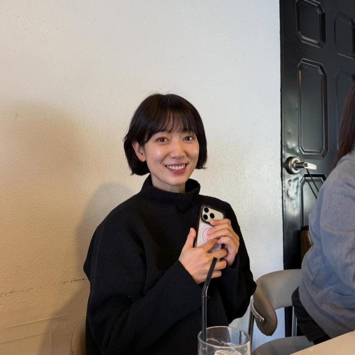 <p>Transformasi ganda Park Shin Hye semakin terlihat jelas di <em>Undercover Miss Hong</em> dan akan tayang 17 Januari 2026 di tvN. (Foto: Instagram @ssinz7)</p>