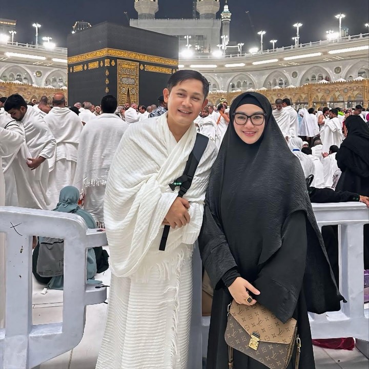 <p>Selama 20 tahun menikah, kehidupan rumah tangga Fitri dan suami jauh dari gosip miring. Fitri bahkan sering memamerkan kebersamannya dengan sang suami di media sosial. Misalnya, baru-baru ini keduanya memutuskan untuk pergi umrah bersama ke Tanah Suci. (Foto: Instagram @fitricarlina)</p>