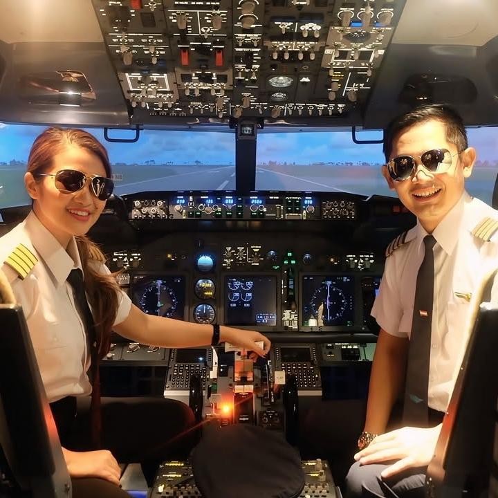 <p>Di hari ulang tahun pernikahan ini, Fitri mengungkap perasaannya yang makin sayang dengan sang suami. Ia juga mengucapkan terima kasih kepada suaminya yang sudah mau belajar menjadi versi terbaiknya untuk sang istri. "HAPPY ANNIVERSARY for Us (11-12). <em>Alhamdulillah</em> Genap 20 Tahun Kebersamaan Kita, Semakin Sayang, Semakin Perhatian Yaaa Yah. Makasie Banyak Udah Mau bareng2 belajar Sabar, belajar Ikhlas, belajar untuk Saling Memaafkan, dan Belajar Menjadi Versi Yang Terbaik dari Kita," tulisnya. (Foto: Instagram @fitricarlina)</p>