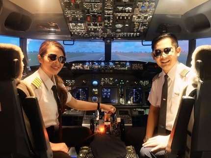 5 Potret Fitri Carlina dan Suami Pilot Rayakan 20 Tahun Pernikahan