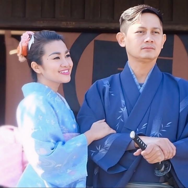 <p>Sejak menikah, Fitri dan suami diketahui menjalani hubungan jarak jauh atau <em>long distance relationship</em> (LDR) karena profesi Hendra sebagai pilot. Meski menjalani LDR, Fitri mengaku tidak pernah lupa untuk mendoakan suaminya. Di ulang tahun pernikahan ke-20 ini, Fitri berharap pernikahannya dengan Hendra bisa langgeng, Bunda. "Meski Kita Jauh, Tp Do&rsquo;aku Tak Pernah Lepas Sedikitpun, Semoga Allah Selalu Mendampingi Ayah Hendra dalam Setiap Langkah, Aamiin YRA," ungkap Fitri. (Foto: Instagram @fitricarlina)</p>