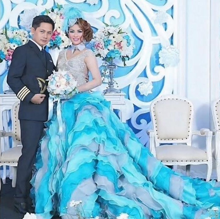<p>Penyanyi dangdut Fitri Carlina baru saja merayakan ulang tahun pernikahan ke-20 bersama suaminya Hendra Sumendap. Fitri resmi menikah dengan pria yang berprofesi sebagai pilot itu pada Desember 2014, Bunda. (Foto: Instagram @fitricarlina)</p>