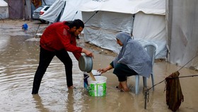 FOTO: Hujan Deras, Kamp di Gaza Terendam Banjir