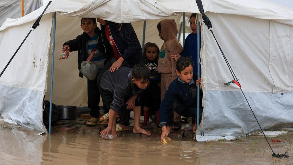 Tenda Pengungsi Terendam Banjir usai Hujan Deras Melanda Gaza