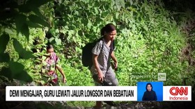VIDEO: Guru Lewati Jalur Longsor Demi Mengajar di Pedalaman Sikka