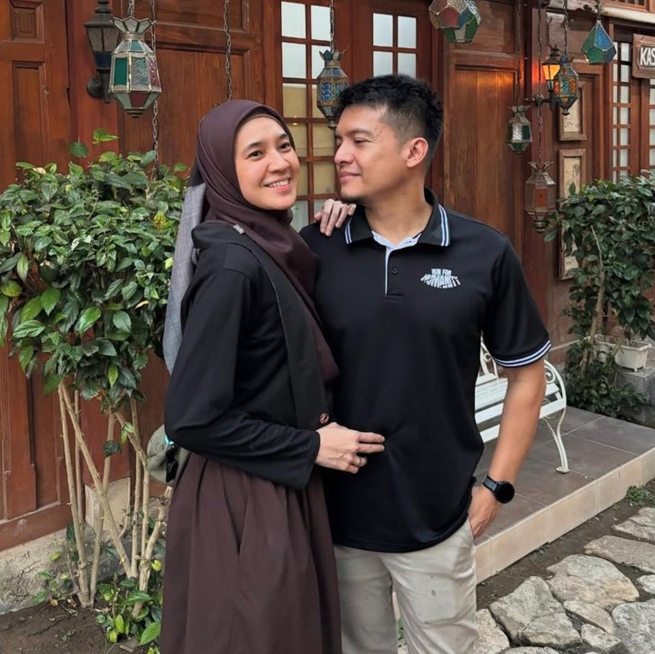 <p>Menikah di tanggal yang cantik, pasangan ini selalu tampil romantis setiap kali potret mesranya dibagikan di media sosial. Untuk merayakan hari jadi mereka, Dhini dan Dimas membagikan sejumlah potretnya di Instagram, Bunda. (Foto: Instagram @dhiniaminarti)</p>