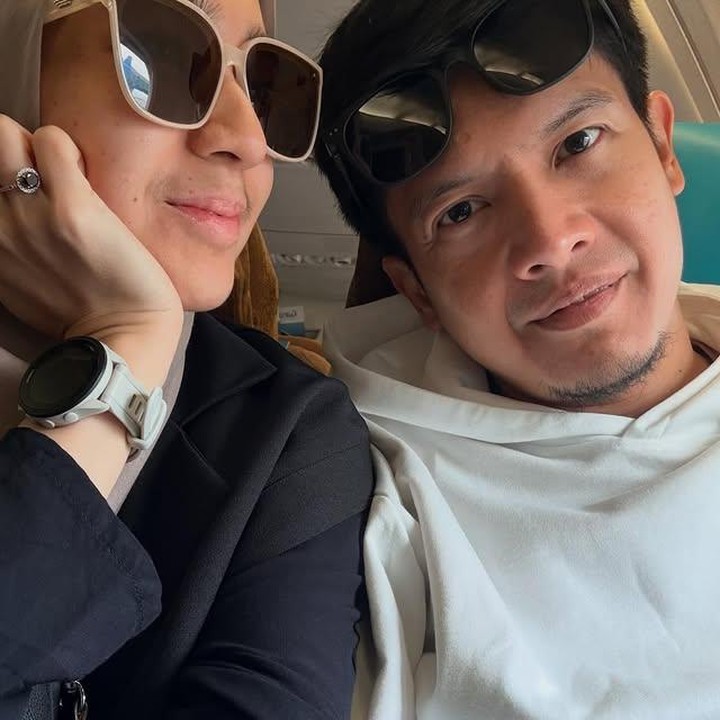 <p>Cerita manis kembali hadir dari pasangan artis Dhini Aminarti dan Dimas Seto. Setelah resmi mengikat janji sucinya pada 12 Desember 2009, pasangan ini baru saja merayakan ulang tahun pernikahan mereka yang ke-16, Bunda. (Foto: Instagram @dhiniaminarti)</p>