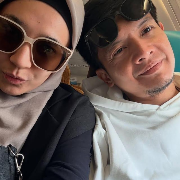 <p>Tidak hanya foto mesra yang diunggah, Dhini juga menuliskan sebuah harapan singkat untuk hubungannya dengan sang suami, Dimas Seto. "Selamat 16! Semoga Aallah selalu jaga kita, rasa kita, semuanya ya," tulis Dhini menilik dari laman Instagramnya. (Foto: Instagram @dhiniaminarti)</p>