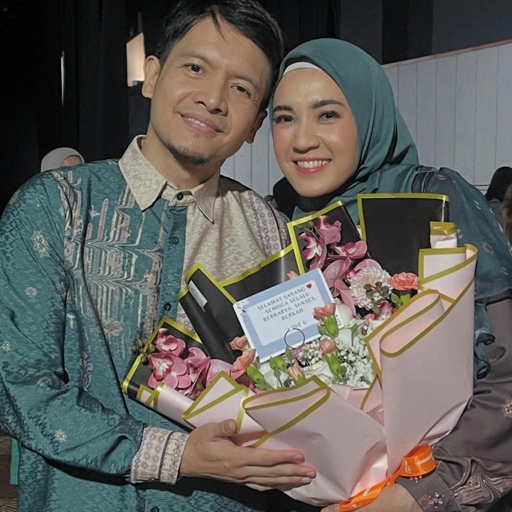 <p>Di hari ulang tahun pernikahan mereka, tidak sedikit netizen yang berkomentar mendoakan untuk pasangan artis ini. Salah satunya datang dari akun Instagram <em>@ink****</em> yang mengatakan, "Baarakallah <em>@dhiniaminarti</em> dan<em> @dimasseto_1</em> semoga Allah ijabah segala asa, Allah jaga segala rasa, dan Allah beri surga di dunia hingga Syurga-Nya untuk kalian sekeluarga,". "Bahagia selamanya kak," kata <em>@try****.</em> "Masyaa allah.. Udh 16 tahun tp kayak pengantin baruuu selalu adem. Langgeng till jannah insyaa Allah," tambah <em>@ant****</em>. (Foto: Instagram @dhiniaminarti)</p>