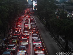 Mobil Rp 150 Juta Banyak Seliweran, Kata Menko Airlangga Bikin Tambah Macet