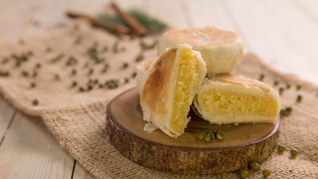 Berdasarkan sejarahnya, semula bakpia memiliki isian daging babi sebelum akhirnya mengalami penyesuaian dan berganti menjadi kacang hijau.