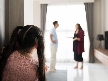 8 Tanda Seseorang Tumbuh di Keluarga yang Sering Bertengkar Menurut Psikologi