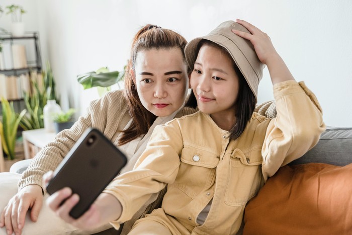 Melarang anak untuk bermain hp bukan solusi terbaik. Orang tua  perlu berfokus agar anak bisa mengatur waktunya dan bisa mengelola hubungan sehat dengan teknologi.