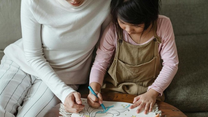 Ketika anak mengerjakan sesuatu tapi tidak tuntas. Orang tua bisa ucap kalimat ajakan untuk menyelesaikannya bersama.