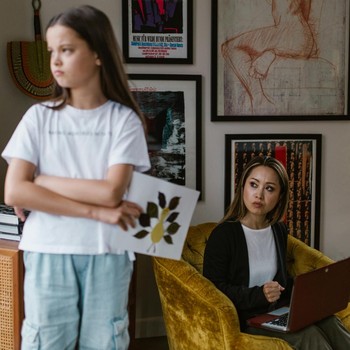 7 Ciri Kepribadian Orang yang Dibesarkan oleh Orang Tua 'Strict Parents'