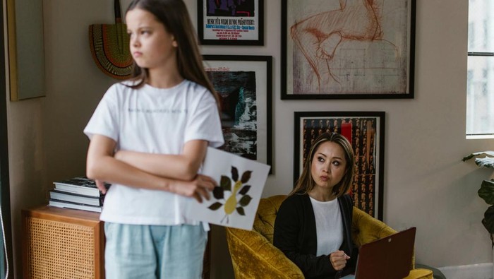 7 Ciri Kepribadian Orang yang Dibesarkan oleh Orang Tua 'Strict Parents'