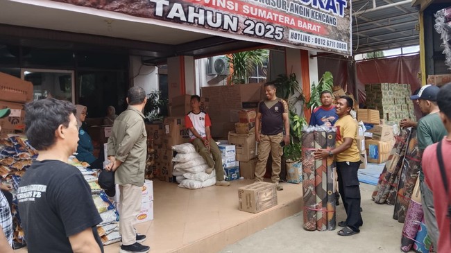 Kementerian Kebudayaan RI salurkan bantuan kemanusiaan untuk korban banjir di Sumbar, mencakup kebutuhan pokok dan dukungan logistik.