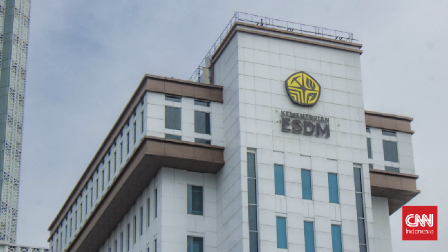 Mantan Irjen Kementerian ESDM periode 2017-2023, Akhmad Syakhroza (AS) jadi tersangka korupsi pengadaan Penerangan Jalan Umum Tenaga Surya (PJUTS).