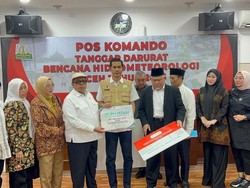 Kepala BPJPH Serahkan Bantuan Rp 500 Juta untuk Korban Bencana di Aceh