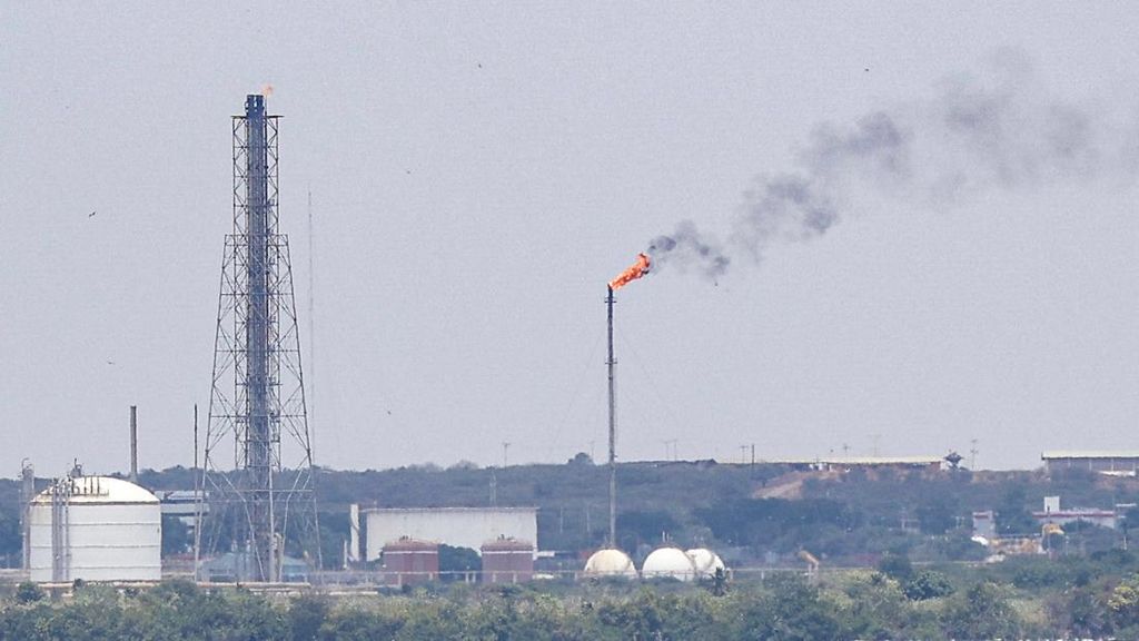 Kilang Minyak Venezuela Aman dari Serangan AS, Pelabuhan Ekspor Hancur