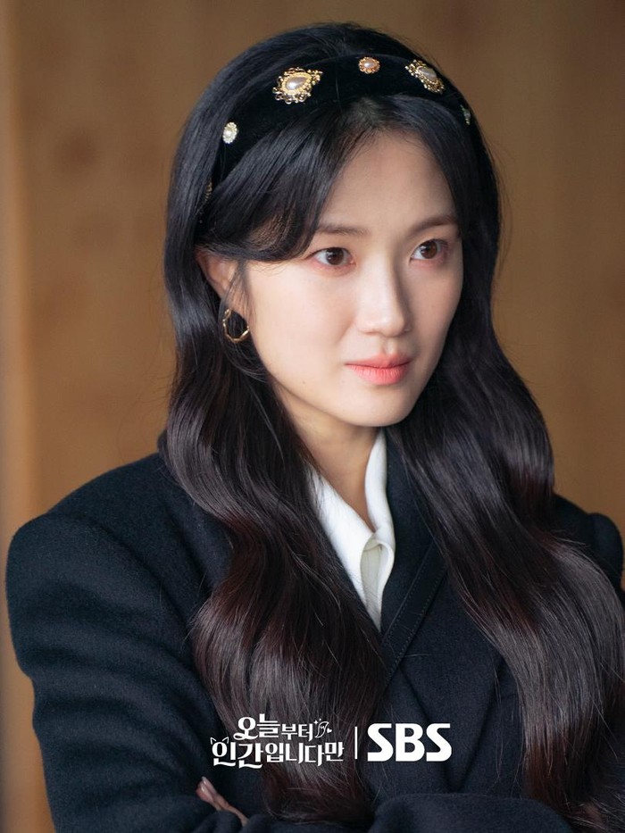 Dalam drama Korea No Tail To Tell (2026), Kim Hye Yoon berperan sebagai gumiho (rubah ekor sembilan) yang menikmati kehidupan manusia di dunia modern./ Foto: SBS