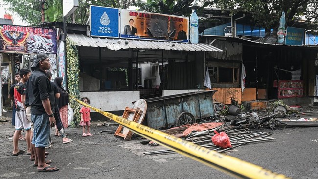 Polisi telah memeriksa 20 orang saksi untuk mengusut aksi pembakaran kios usai peristiwa pengeroyokan mata elang (Matel) di Kalibata, Jakarta Selatan.