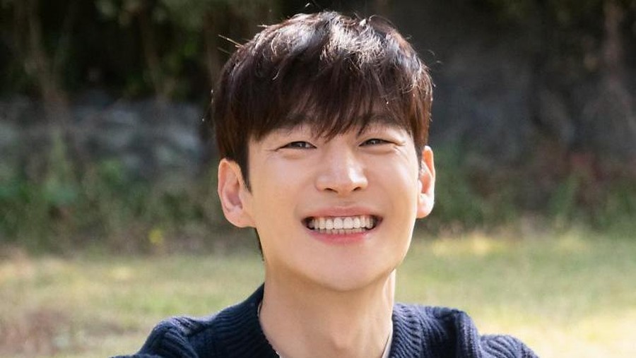 Penampilan Lee Je Hoon saat pemotretan Season Greetings 2024 kembali viral menjadi perbincangan selama penayangan Taxi Driver 3&period;