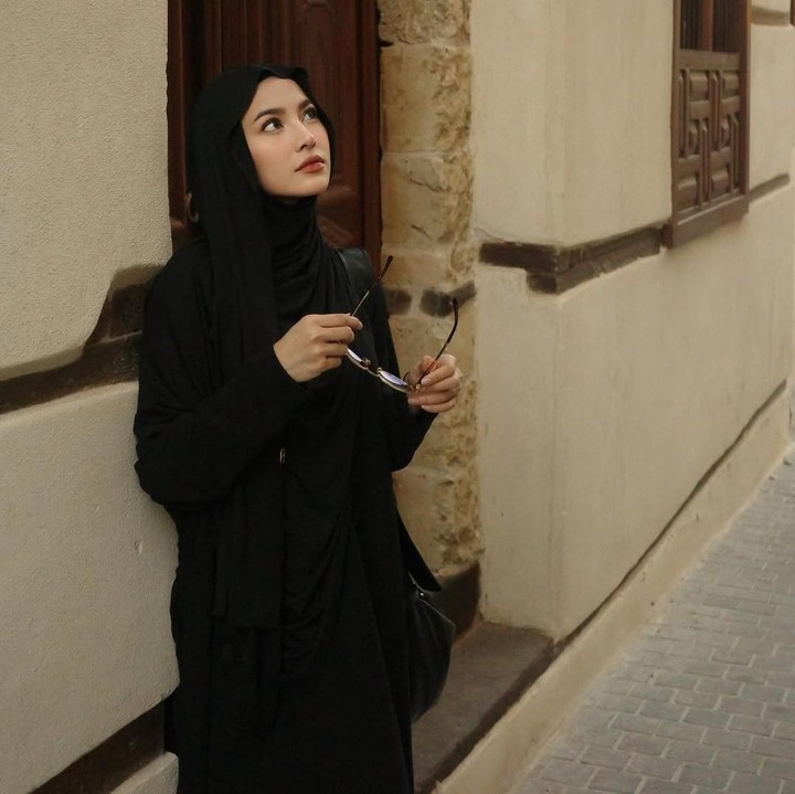 <p>Penyanyi Mahalini pernah pergi umrah dalam kondisi hamil tujuh bulan. Pelantun lagu Sial ini menjalani umrah bersama suaminya Rizky Febian. Saat umrah, Mahalini juga sempat membagikan potretnya ketika mengenakan pakaian gamis dan jilbab hitam. Penampilan Mahalini yang padu padan baju umrah dengan gaya jilbab kekinian menuai reaksi positif. "Cantik banget <em>masyaallah</em>," tulis akun @fr***. "<em>MasyaAllah</em> kak mahalini cantik banget pake kerudung," ujar @da***. (Foto: Instagram @mahaliniraharja)</p>