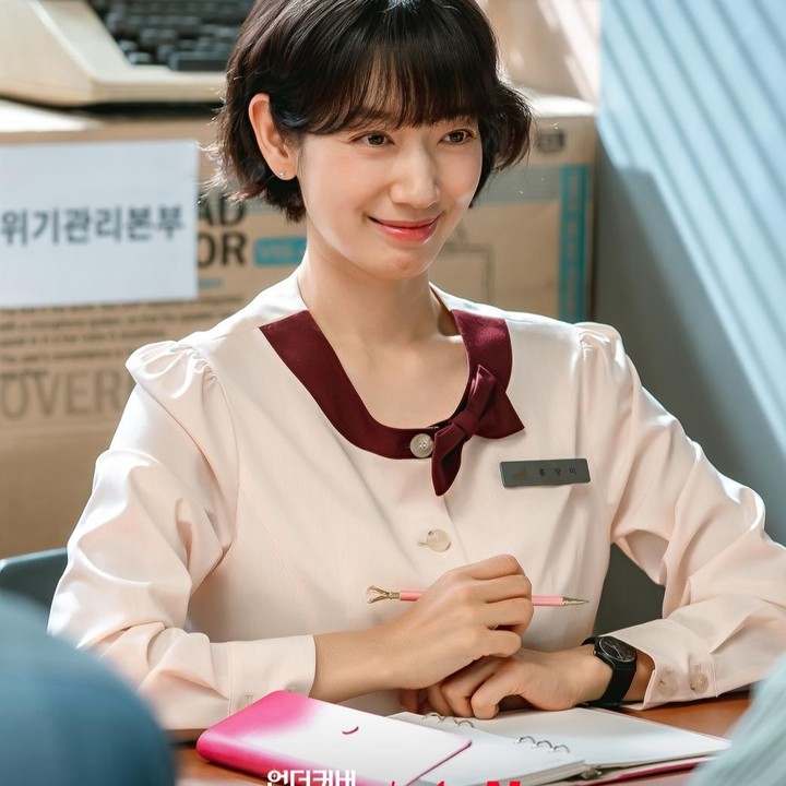 <p>Memerankan pegawai magang, Park Shin Hye tampil dengan ekspresi lucu dan canggung layaknya <em>rookie</em>, menggambarkan tantangan karakter <em>undercover</em> yang harus menyesuaikan diri di lingkungan kantor. (Foto: tvN)</p>