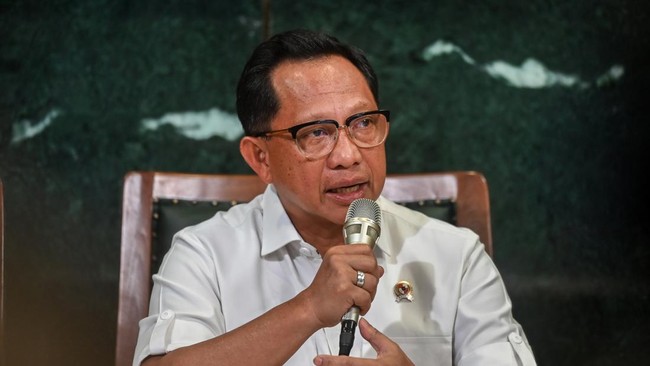 Mendagri Tito Karnavian merespons kecemburuan Gubernur Jawa Barat Dedi Mulyadi soal penerimaan pajak yang lebih rendah dari DKI Jakarta.