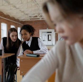 Jarang Disadari! 5 Kepribadian Terselubung di Balik Orang yang Suka Bergosip