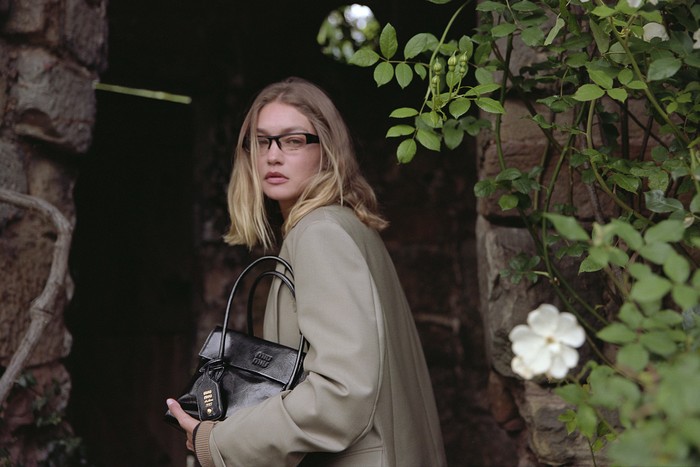Miu Miu resmi rilis kampanye akhir tahun menampilkan Gigi Hadid, Dede Mansro, Viola Sharp, dan Ju Xiaowen./ Foto: Dok. Miu Miu/Angela Hill