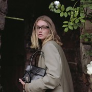 Miu Miu Holiday Campaign 2025 Tampilkan Pesona Gigi Hadid di Latar Klasik