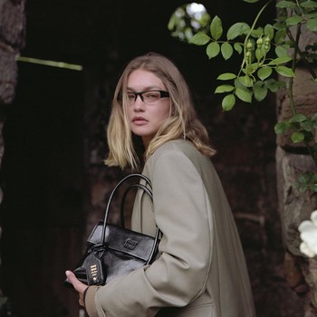 Miu Miu Holiday Campaign 2025 Tampilkan Pesona Gigi Hadid di Latar Klasik